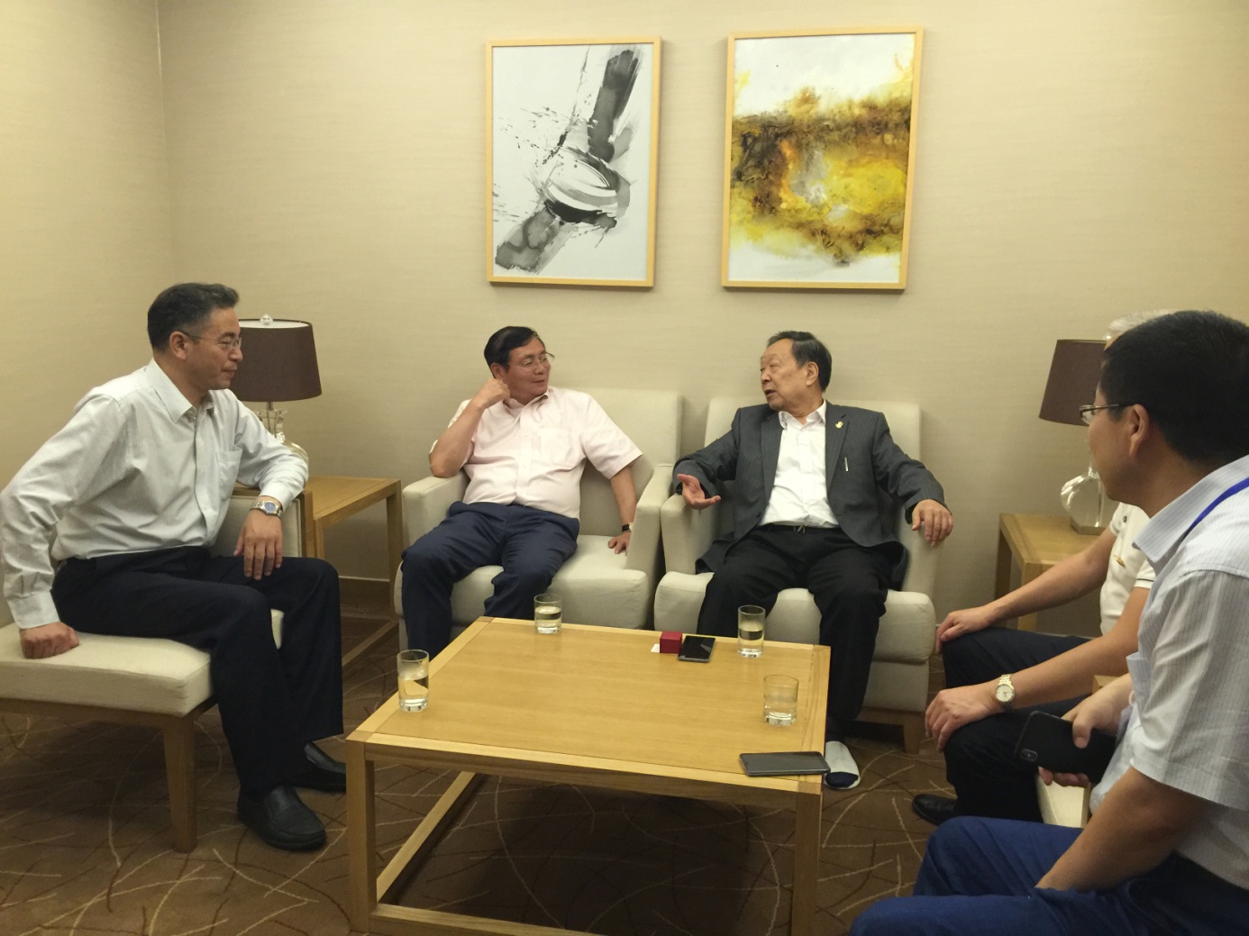 会议间隙,姚顽强院长陪同李树刚副校长看望与会嘉宾:李德仁院士、龚健雅院士